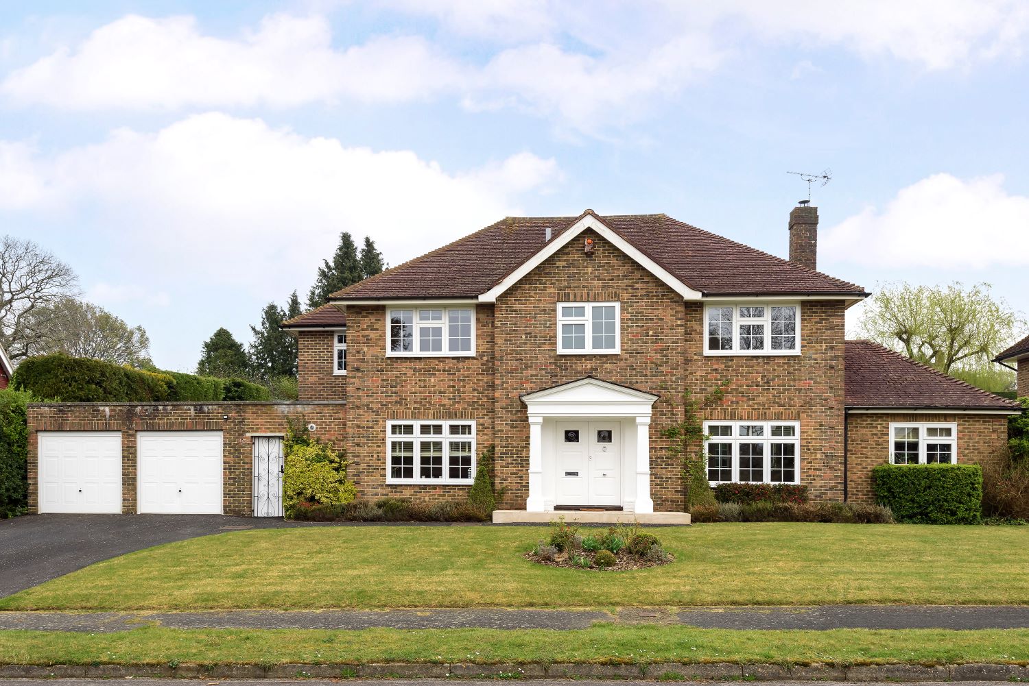 Luxury-home-sold-by-seymours-haslemere