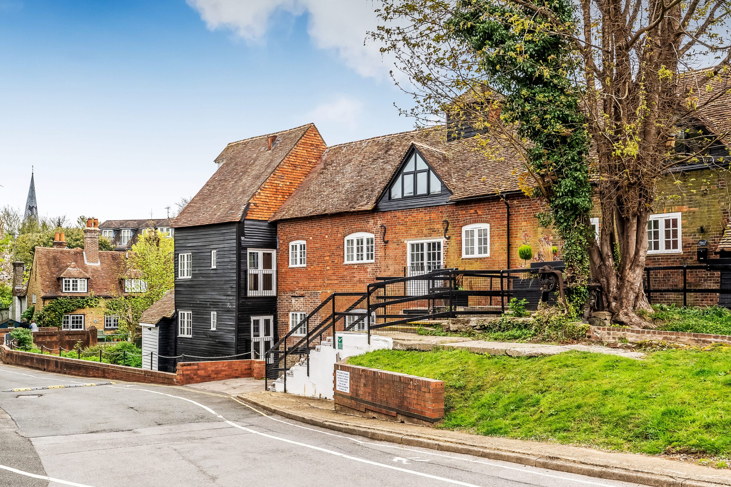 Mill Lane, Godalming GU7 1EY